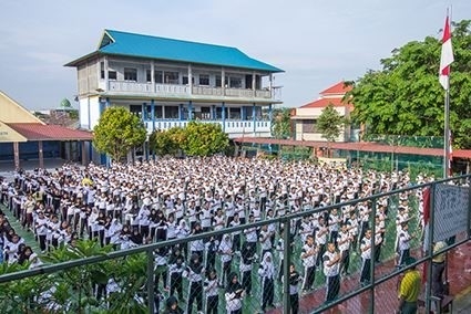 Introduce Falun Gong in high school